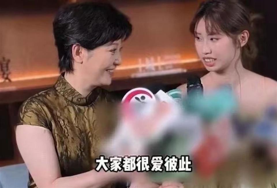 徐帆被指遭养女疏远？放淡事业陪护19年，她的托举不输亲生母亲(图3)