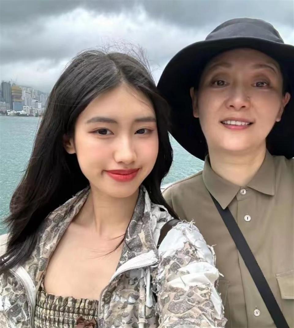 徐帆被指遭养女疏远？放淡事业陪护19年，她的托举不输亲生母亲(图11)