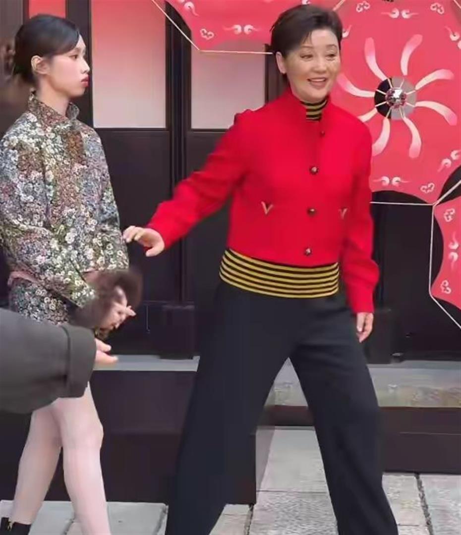 徐帆被指遭养女疏远？放淡事业陪护19年，她的托举不输亲生母亲(图15)