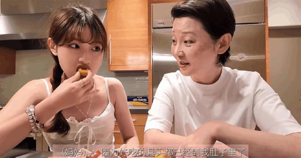 徐帆被指遭养女疏远？放淡事业陪护19年，她的托举不输亲生母亲(图17)