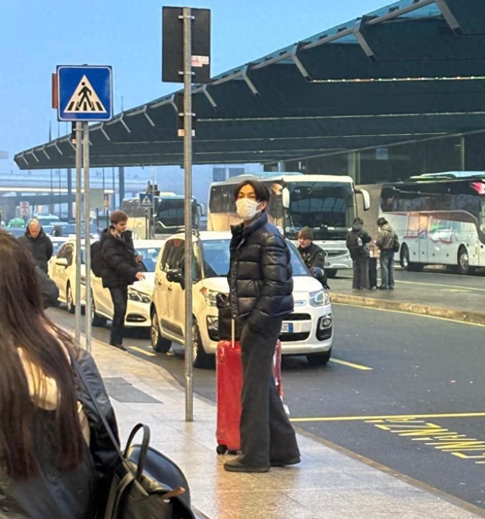 钟汉良带妻子现身米兰，51岁身形很有少年