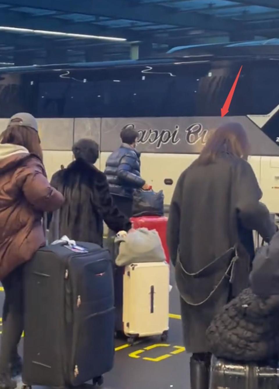 钟汉良带妻子现身米兰，51岁身形很有少年感，老婆出镜与他超般配(图2)