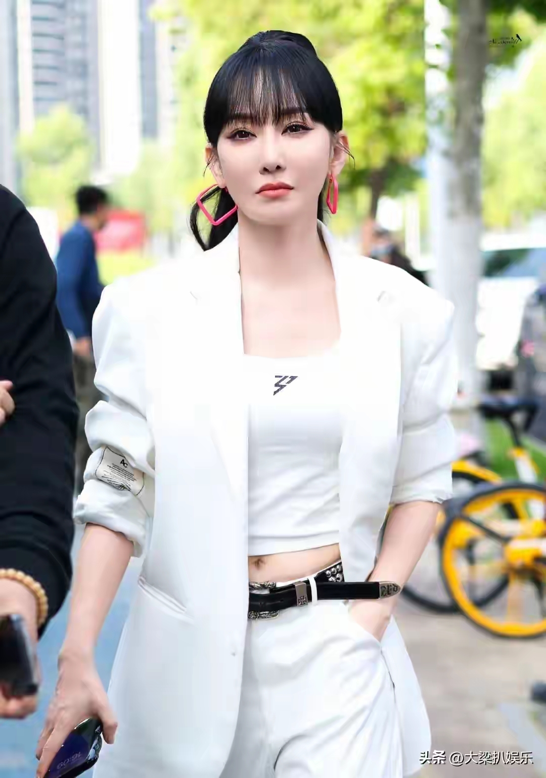 惊掉下巴！41岁萨顶顶素颜油光满面，网友直呼认不出！(图3)