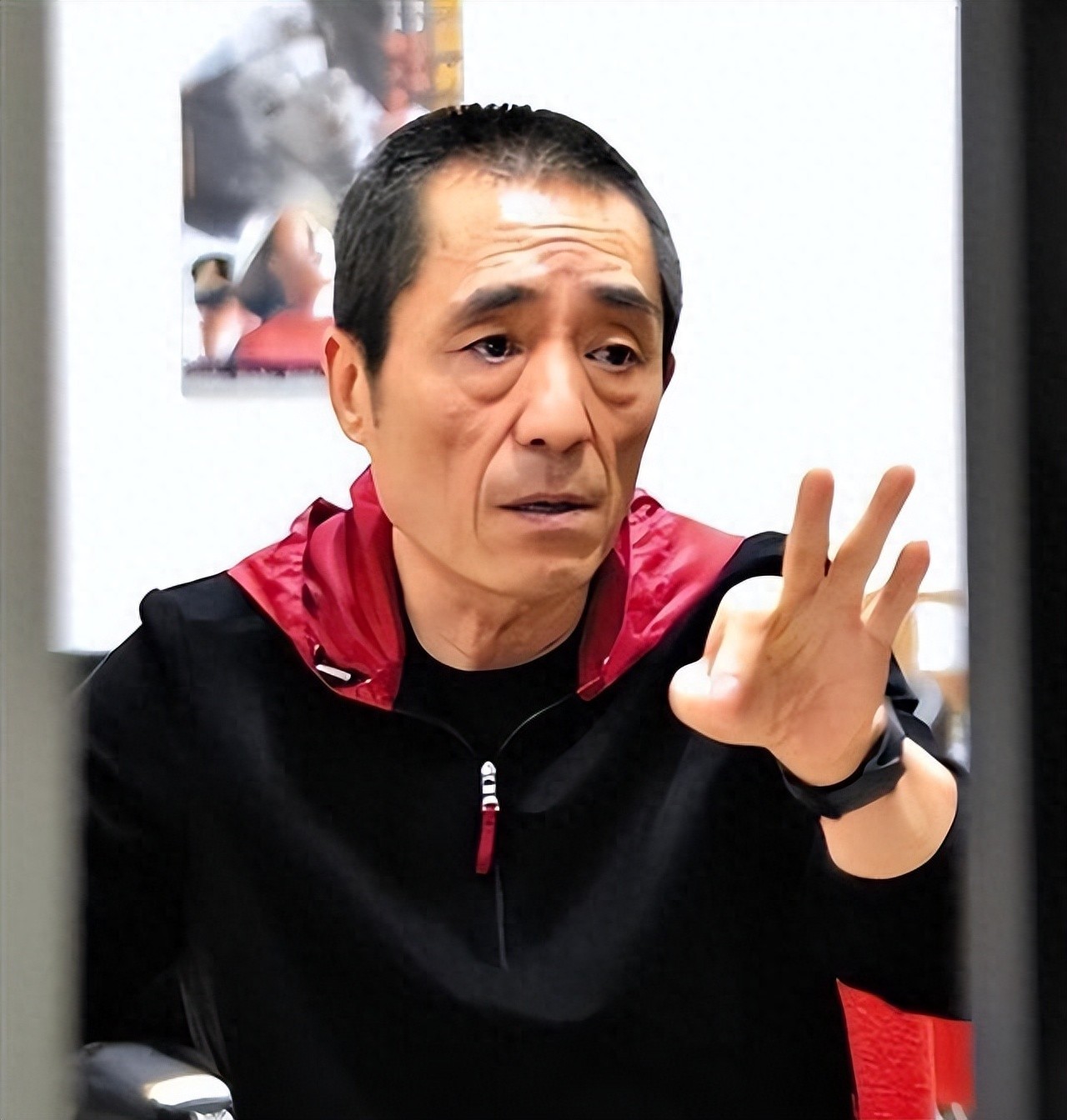 肖华：跟张艺谋离婚36年，他名利双收家庭和睦，她过得怎样？(图1)