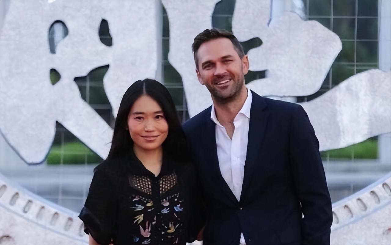 肖华：跟张艺谋离婚36年，他名利双收家庭和睦，她过得怎样？(图5)