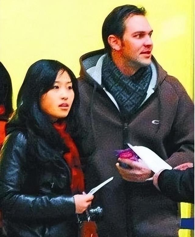 肖华：跟张艺谋离婚36年，他名利双收家庭和睦，她过得怎样？(图3)