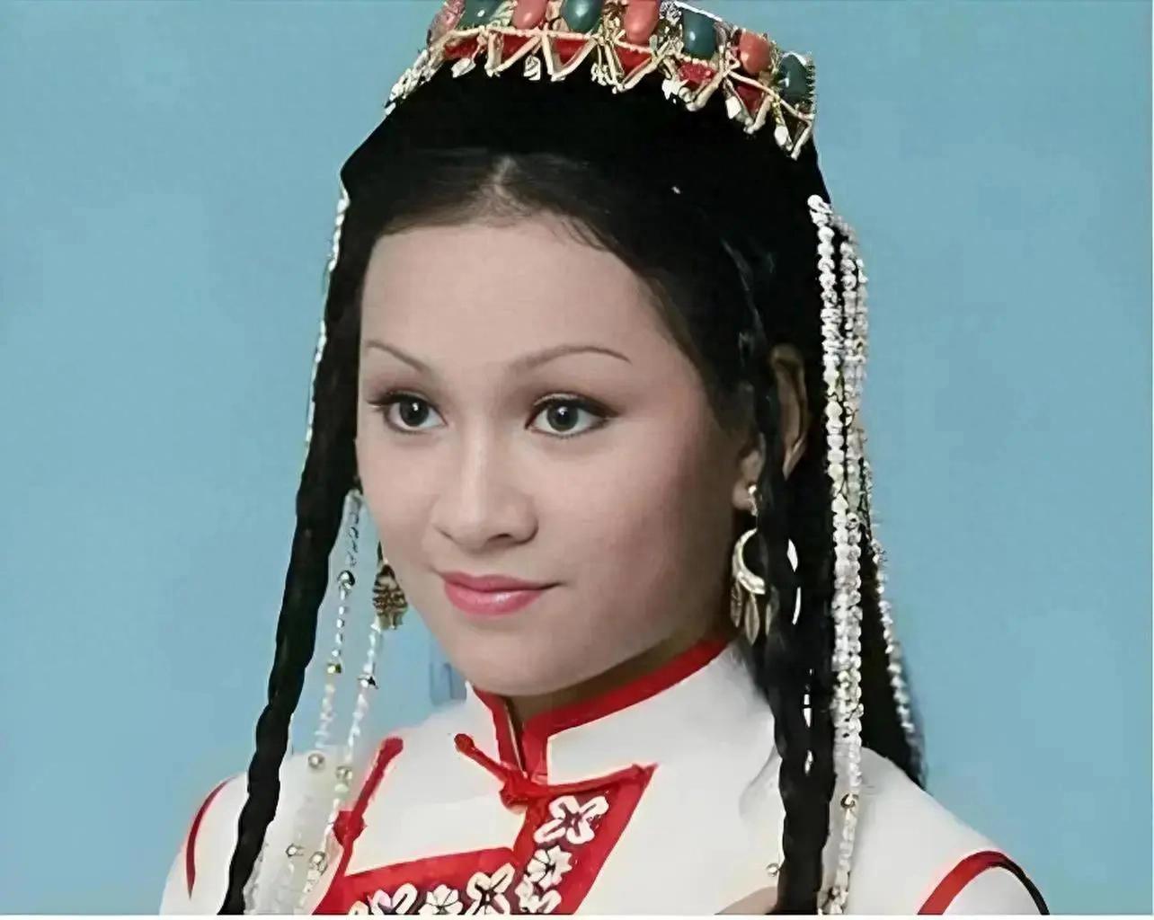 赌气嫁周润发，被扫地出门两次，离婚后与小22岁小鲜肉谈母子恋(图1)