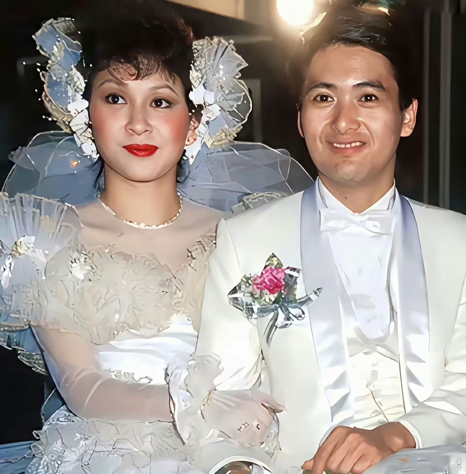 赌气嫁周润发，被扫地出门两次，离婚后与小22岁小鲜肉谈母子恋(图2)