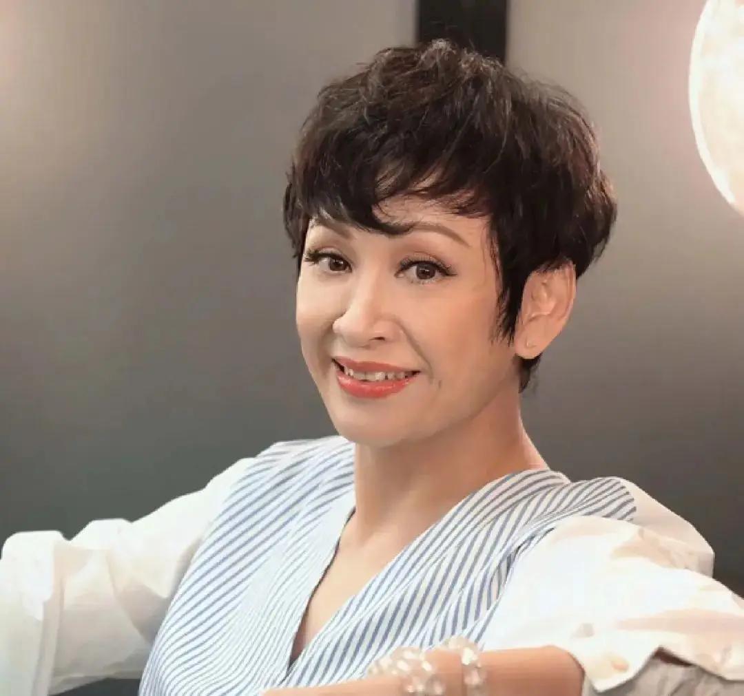 赌气嫁周润发，被扫地出门两次，离婚后与小22岁小鲜肉谈母子恋(图3)