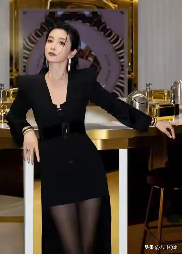 51岁的李冰冰风韵犹存，身材引发众议，难怪能拿下29岁的许文楠(图11)