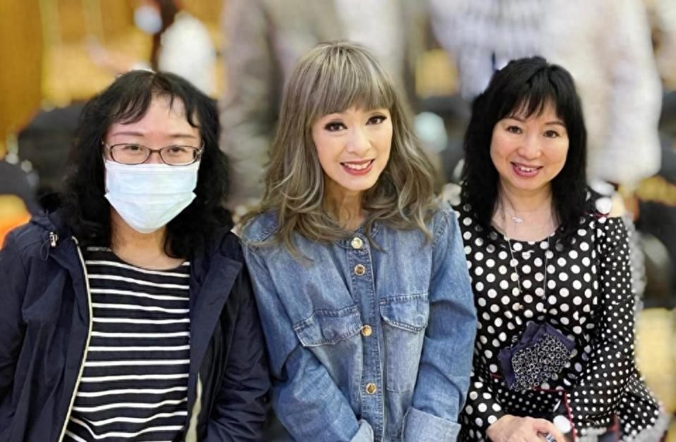 68岁“米雪”成精了，打扮得像芭比娃娃，脸蛋身材状态远胜同龄人(图1)