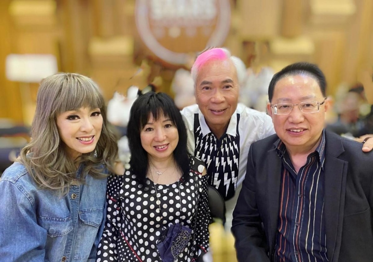 68岁“米雪”成精了，打扮得像芭比娃娃，脸蛋身材状态远胜同龄人(图2)