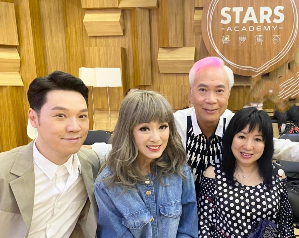 68岁“米雪”成精了，打扮得像芭比娃娃，脸蛋身材状态远胜同龄人(图3)