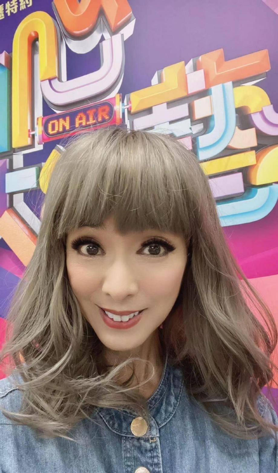 68岁“米雪”成精了，打扮得像芭比娃娃，脸蛋身材状态远胜同龄人(图4)