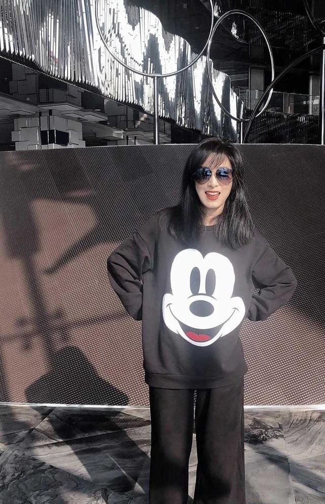 68岁“米雪”成精了，打扮得像芭比娃娃，脸蛋身材状态远胜同龄人(图9)