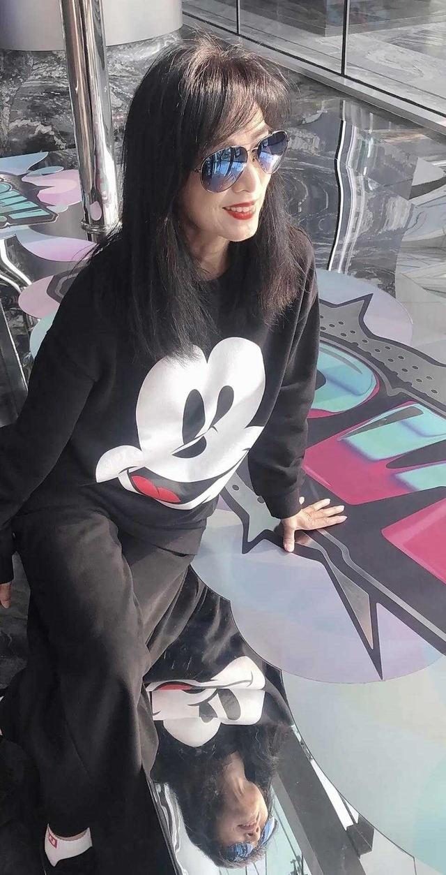 68岁“米雪”成精了，打扮得像芭比娃娃，脸蛋身材状态远胜同龄人(图11)