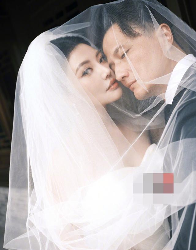 徐冬冬婚前有孕？50岁尹子维老来当爸，摸老婆肚子同吃一个冰淇淋(图2)