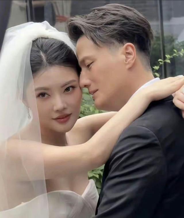 徐冬冬婚前有孕？50岁尹子维老来当爸，摸老婆肚子同吃一个冰淇淋(图3)