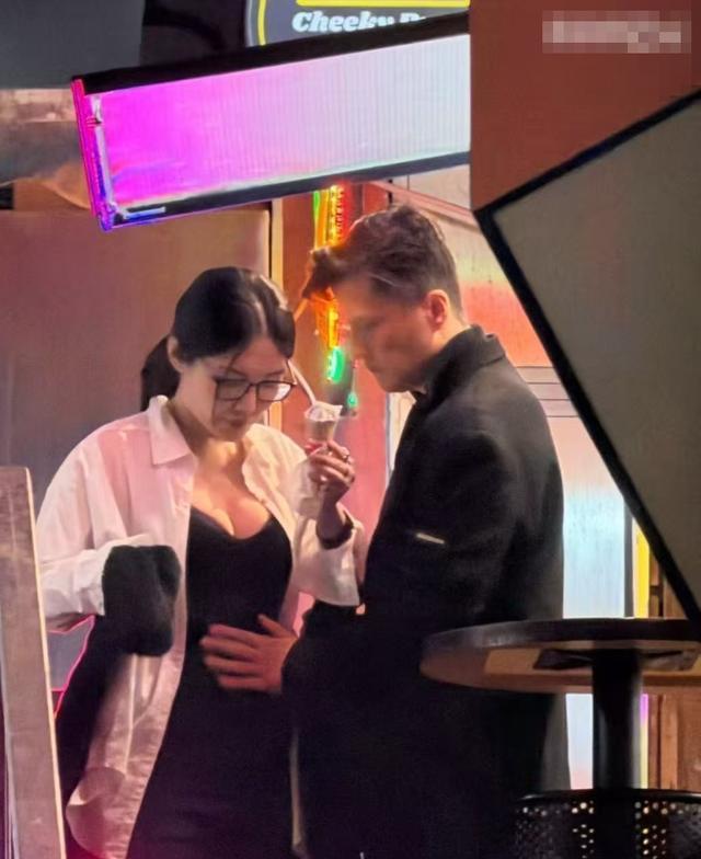 徐冬冬婚前有孕？50岁尹子维老来当爸，摸老婆肚子同吃一个冰淇淋(图5)