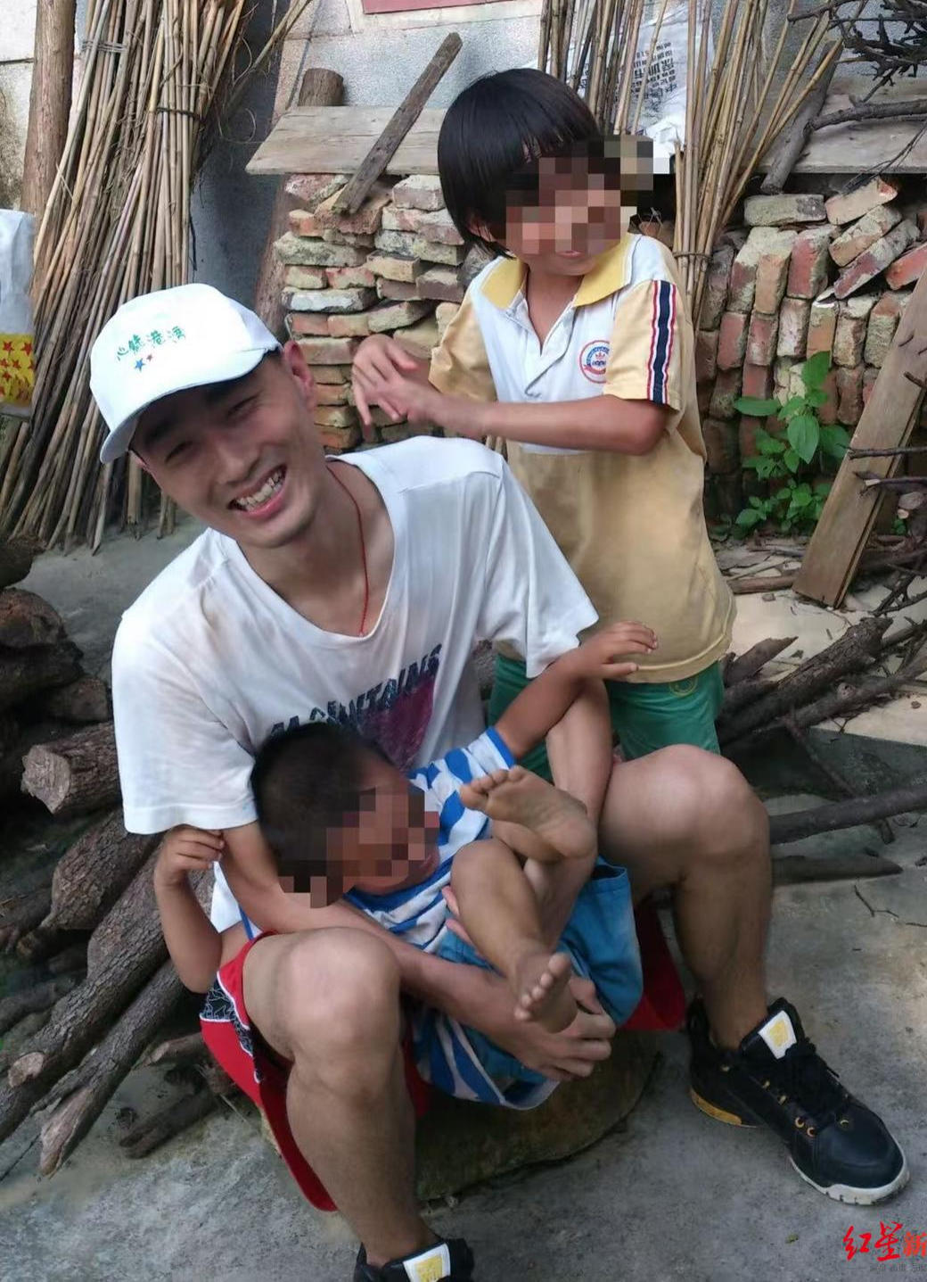 32岁程序员周末晕倒后猝死，抢救期间曾被拉入工作群，工伤申请已被受理(图1)