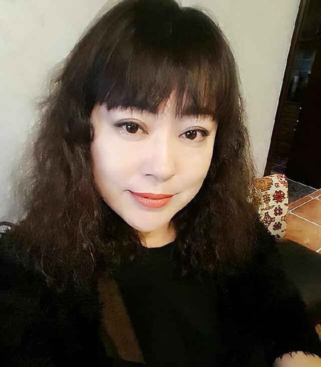 经历三次婚姻，老公一个比一个小，如今患癌，53岁和女儿相互依靠(图8)