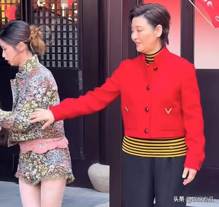 徐帆被指遭养女疏远？专心养育19年，互相托举的母女情不输亲生(图2)