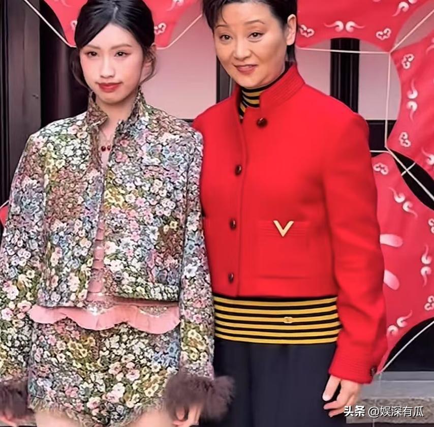 徐帆被指遭养女疏远？专心养育19年，互相托举的母女情不输亲生(图4)