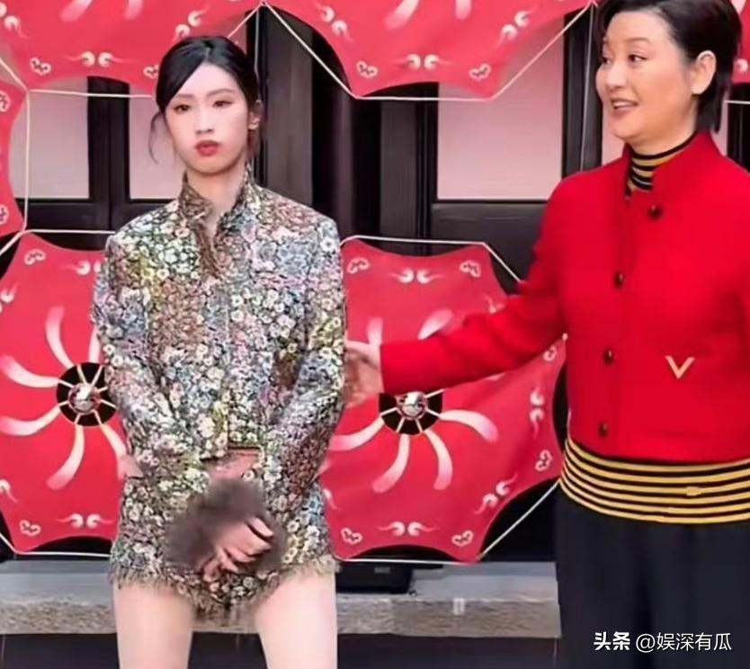 徐帆被指遭养女疏远？专心养育19年，互相托举的母女情不输亲生(图7)