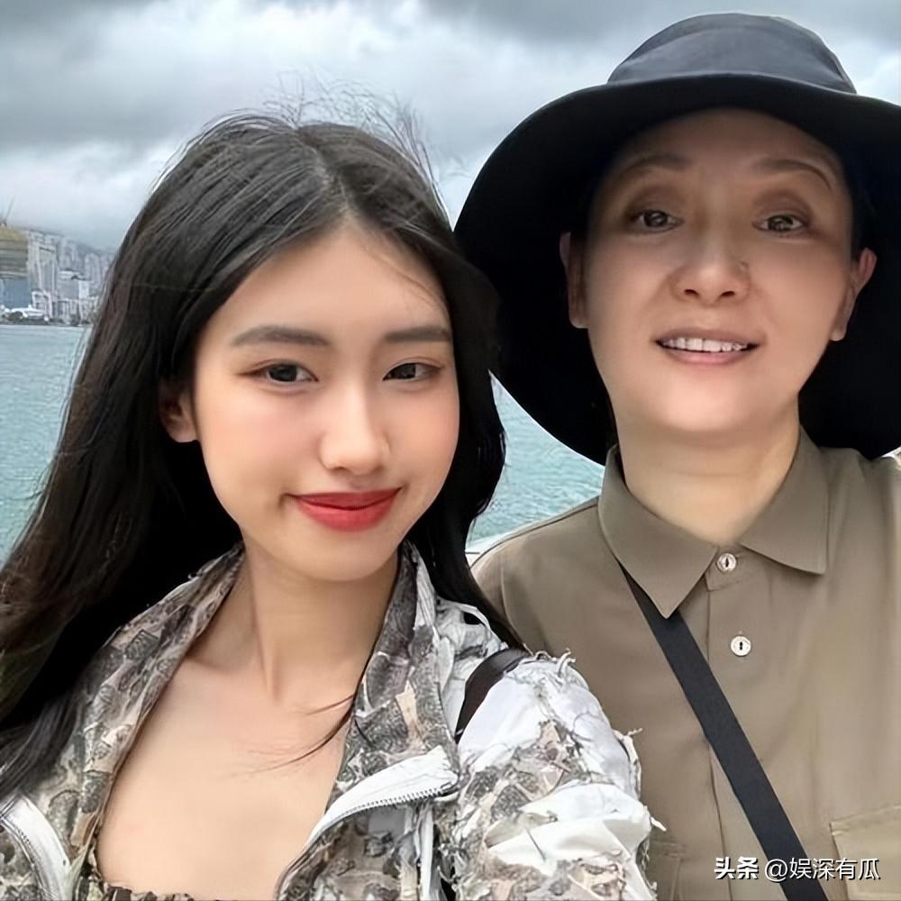 徐帆被指遭养女疏远？专心养育19年，互相托举的母女情不输亲生(图11)