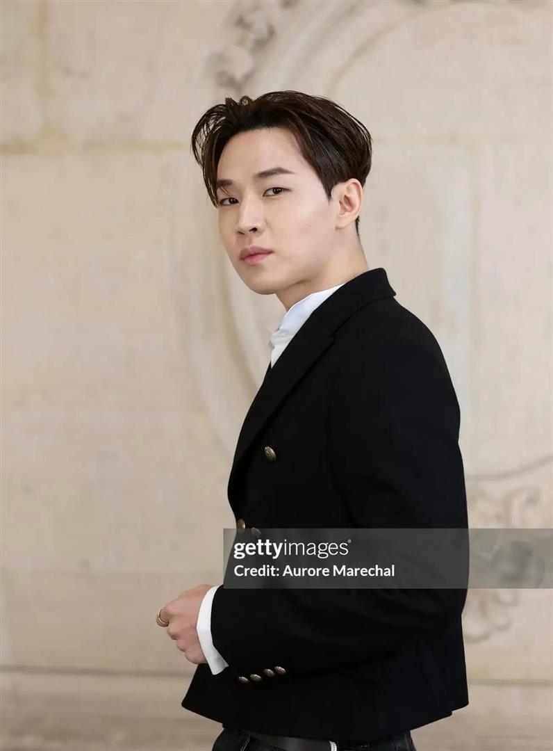 这夜，气质儒雅的梁朝伟成焦点，素面朝天甩了脂粉气十足的几条街(图8)