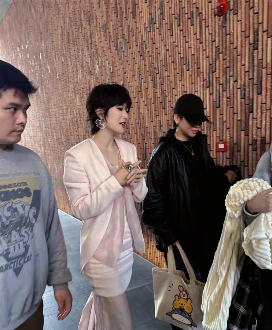 妈呀！我在景德镇偶遇到谁了啊？又高又瘦，颜值爆表美到晃眼(图2)