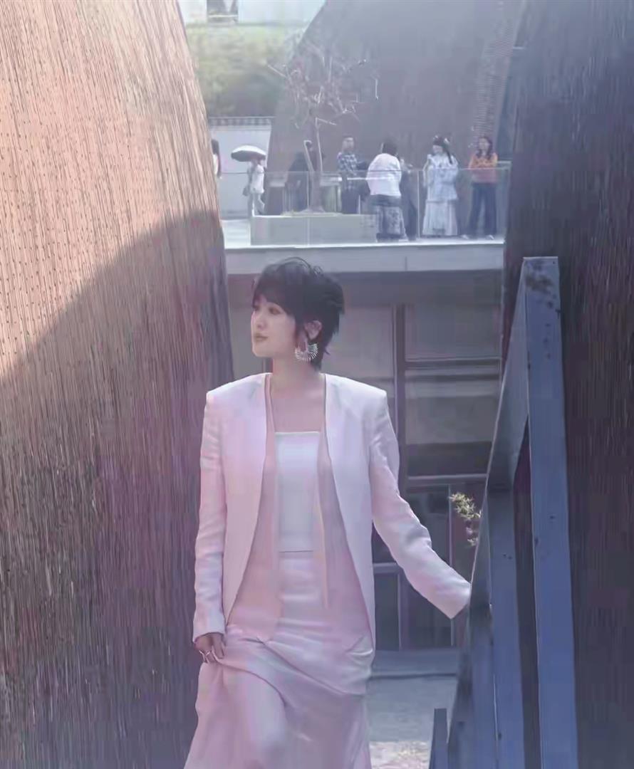 妈呀！我在景德镇偶遇到谁了啊？又高又瘦，颜值爆表美到晃眼(图3)