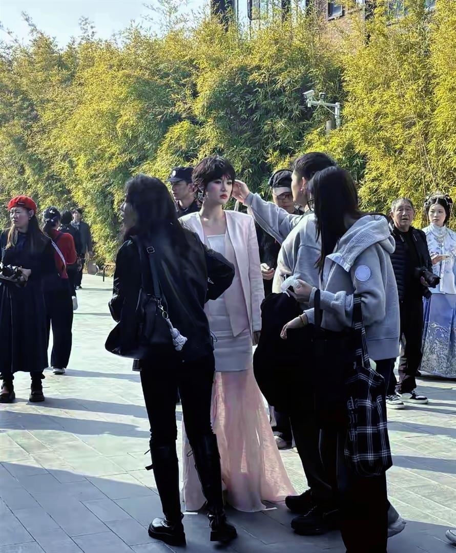 妈呀！我在景德镇偶遇到谁了啊？又高又瘦，颜值爆表美到晃眼(图4)