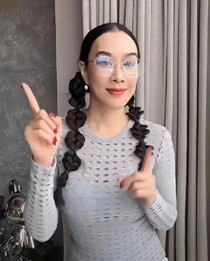 55岁钟丽缇看着好像变样了，整个人的状态和以往比反差还挺明显的(图1)