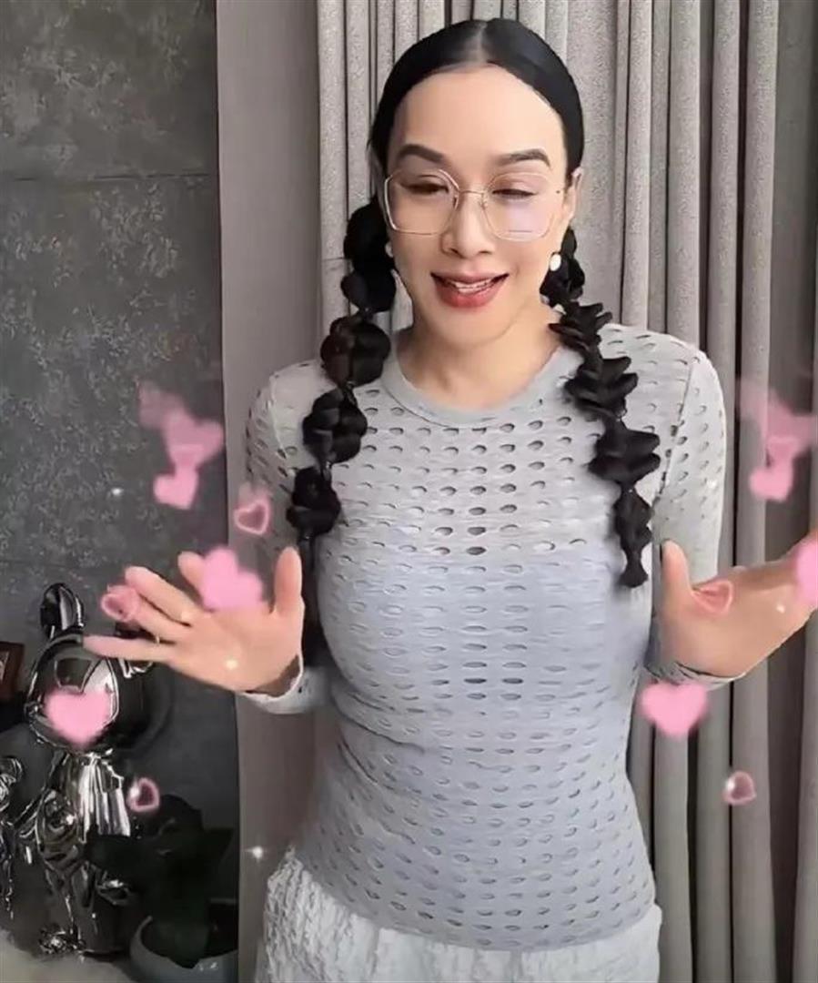 55岁钟丽缇看着好像变样了，整个人的状态和以往比反差还挺明显的(图2)