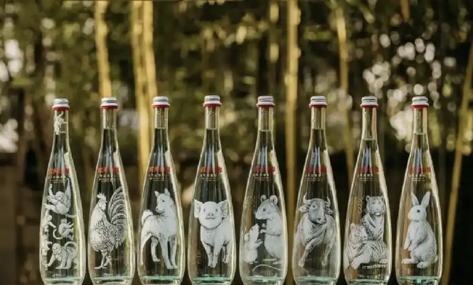 风暴眼丨农夫山泉生肖水被炒到1680元一套，到底谁在买？(图5)