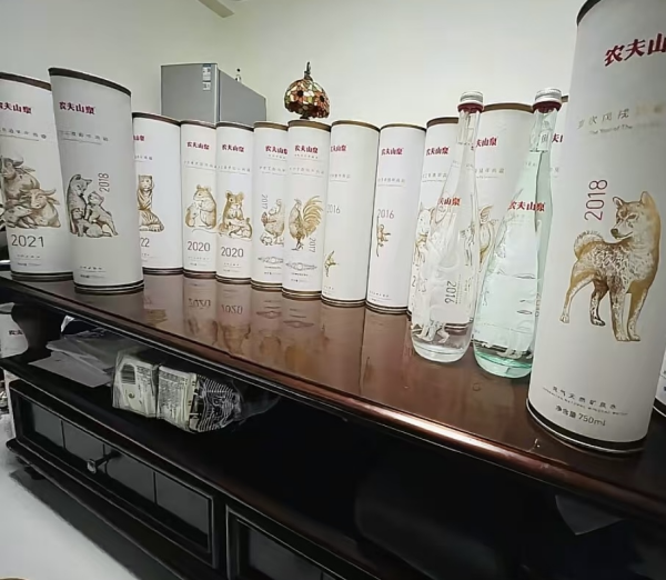 风暴眼丨农夫山泉生肖水被炒到1680元一套，到底谁在买？(图4)