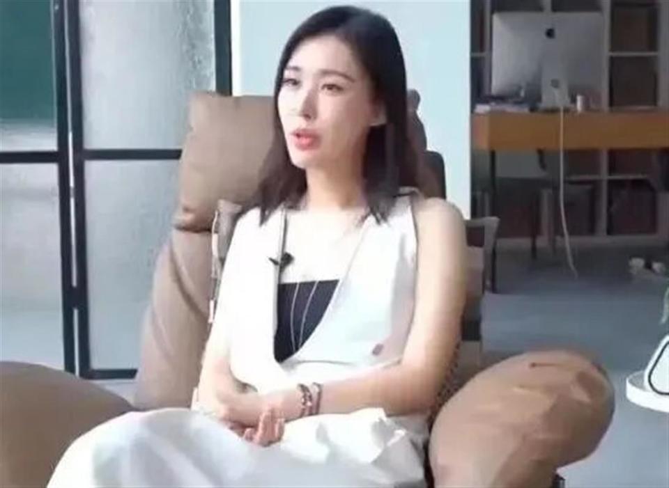 田朴珺底裤被扒？一边喊 不靠男人，一边靠王石光环割韭菜(图3)