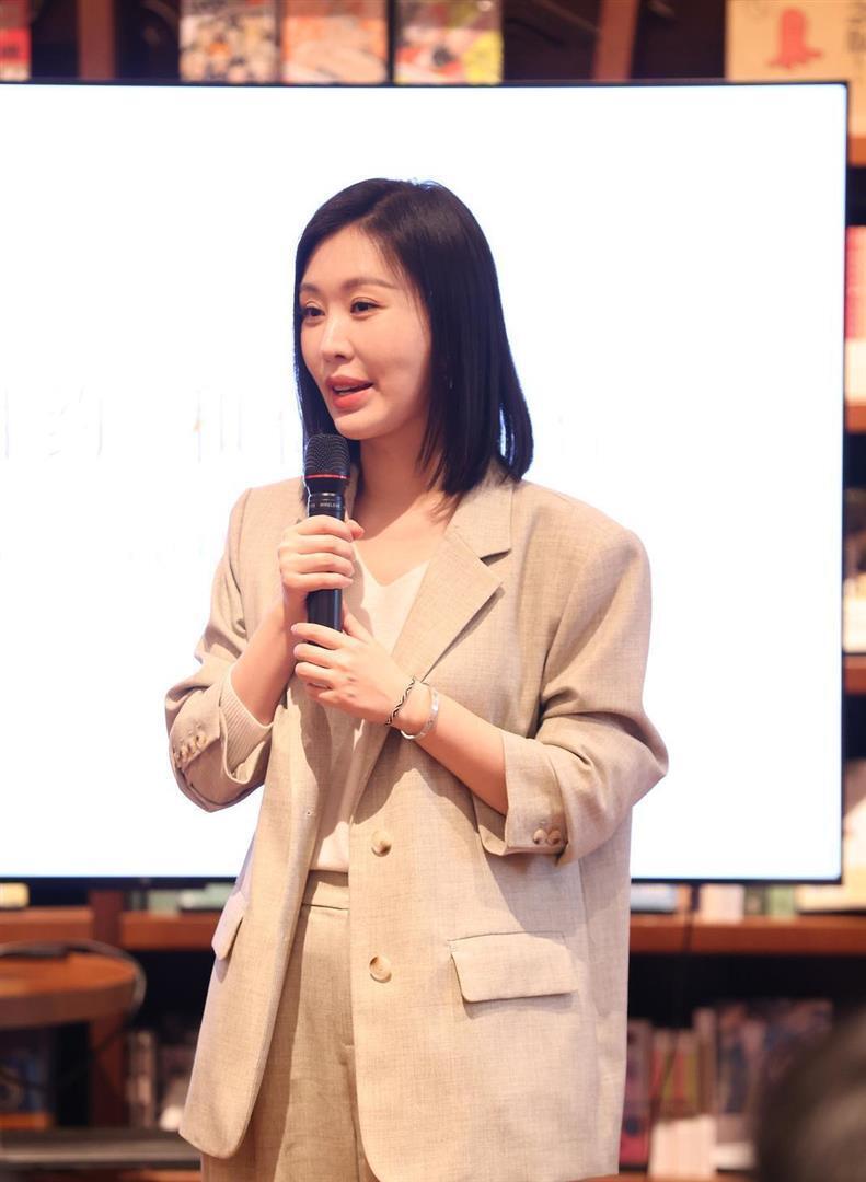 田朴珺底裤被扒？一边喊 不靠男人，一边靠王石光环割韭菜(图5)