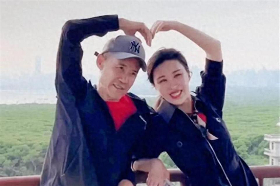 田朴珺底裤被扒？一边喊 不靠男人，一边靠王石光环割韭菜(图4)