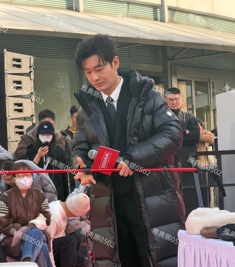 黄晓明本人其实挺年轻，就是红底增高鞋和厚重的假发造型不适合他(图3)