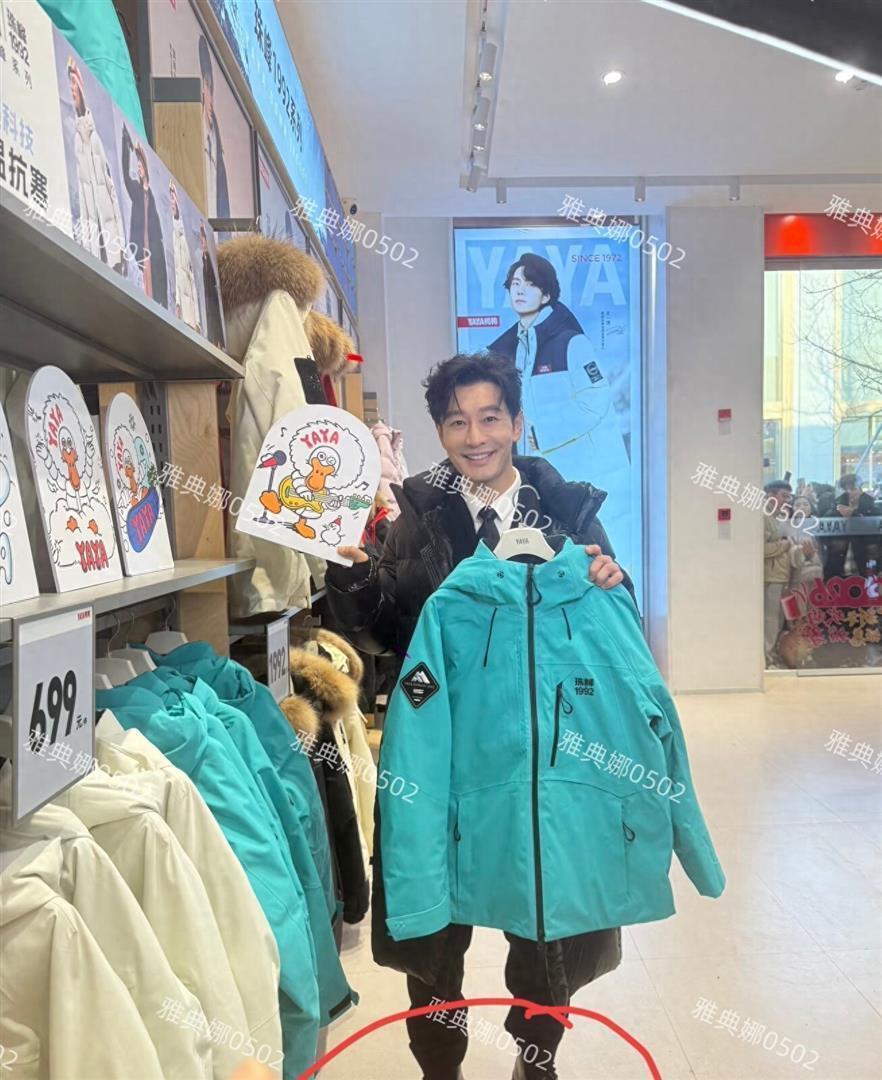 黄晓明本人其实挺年轻，就是红底增高鞋和厚