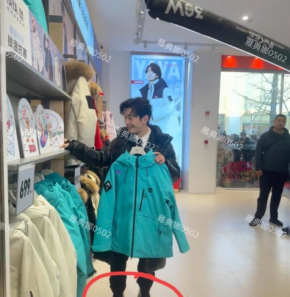 黄晓明本人其实挺年轻，就是红底增高鞋和厚重的假发造型不适合他(图2)