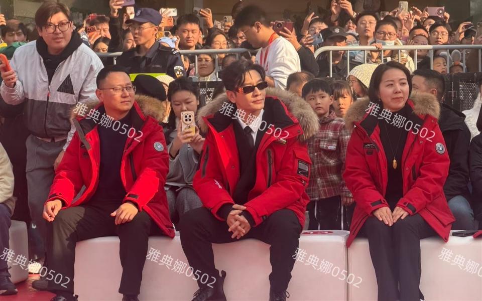 黄晓明本人其实挺年轻，就是红底增高鞋和厚重的假发造型不适合他(图7)