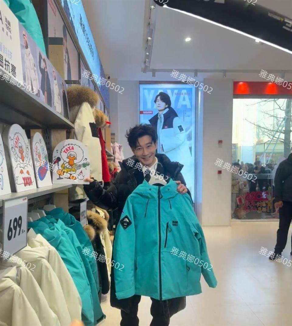 黄晓明本人其实挺年轻，就是红底增高鞋和厚重的假发造型不适合他(图5)