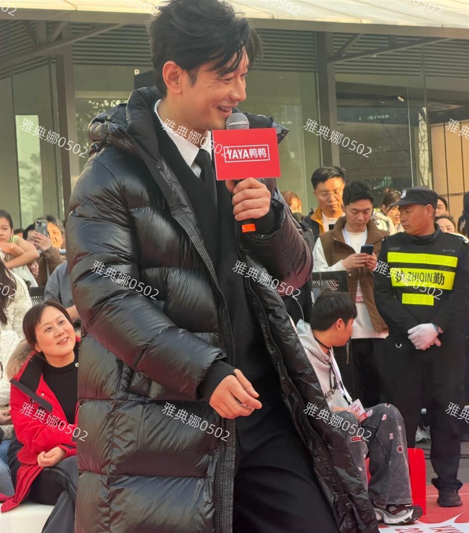 黄晓明本人其实挺年轻，就是红底增高鞋和厚重的假发造型不适合他(图4)