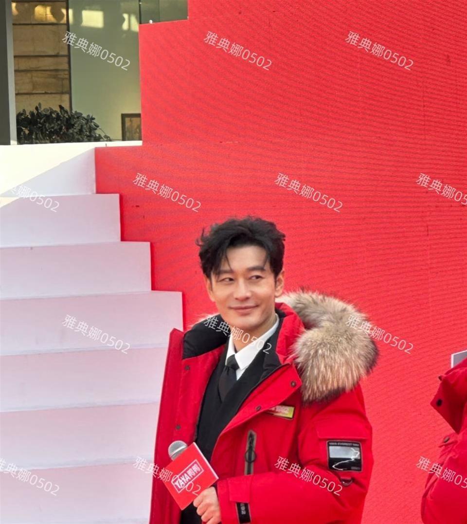 黄晓明本人其实挺年轻，就是红底增高鞋和厚重的假发造型不适合他(图8)