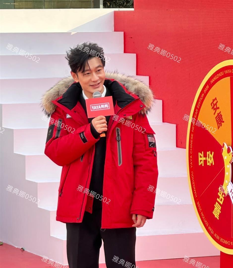 黄晓明本人其实挺年轻，就是红底增高鞋和厚重的假发造型不适合他(图12)