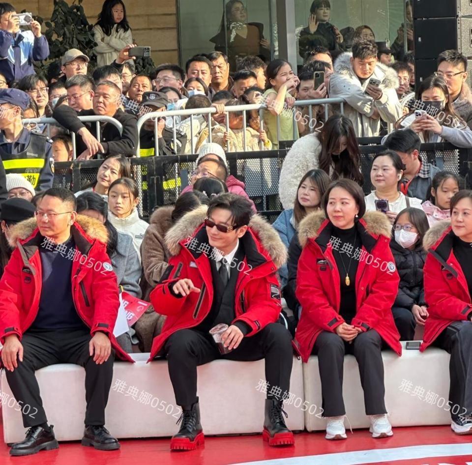 黄晓明本人其实挺年轻，就是红底增高鞋和厚重的假发造型不适合他(图10)