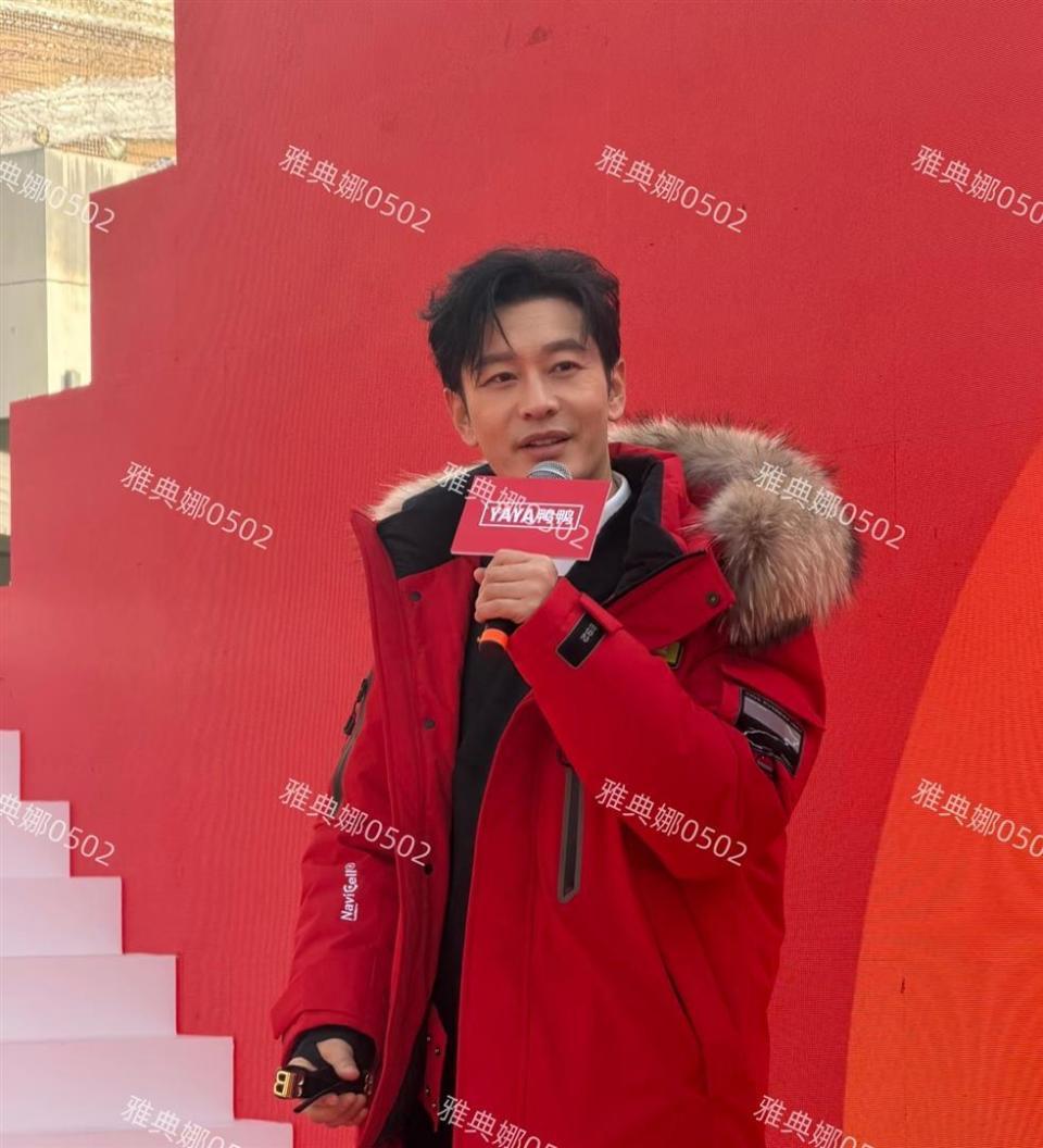 黄晓明本人其实挺年轻，就是红底增高鞋和厚重的假发造型不适合他(图9)